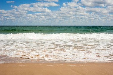 Büyük deniz dalga kumlu bir plaj üzerinde Bulgaristan Süzebolu kıyı üzerinde. Güzel dalgalar ile altın kum plaj bir parlak yaz gününde yıkayın..