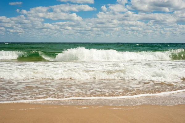 ブルガリアのソゾポルの海岸の砂浜のビーチで大きな破壊海の波 美しい波が明るい夏の日の黄金の砂のビーチを洗浄します — ストック写真