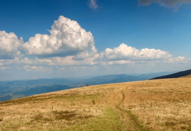 Borzhavsky dağ silsilesi, Ukrayna güzel manzarasına. Bir gün güneşli yaz sonbahar Dağları Panoraması.
