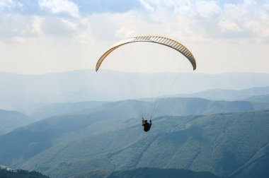 Bir yamaçparaşütü uçmak bir dağ Vadisi bir güneşli yaz gününde. Karpatlar yaz aylarında yapılan yamaç paraşütü.