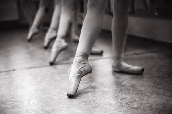 Γκρο Πλαν Μπαλαρίνα Ποδιών Pointe Παπούτσια Στην Αίθουσα Χορού Vintage — Φωτογραφία Αρχείου