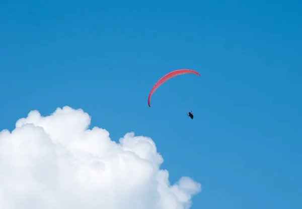 One Paraglider Flying Blue Sky Background Clouds Paragliding Sky Sunny — Stock Photo, Image