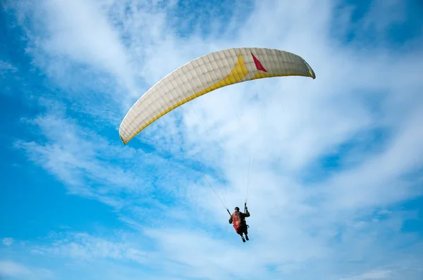 Parapente Volando Cielo Azul Sobre Fondo Las Nubes Parapente Cielo —  Fotos de Stock