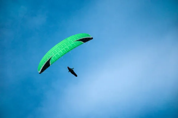 Jeden Padákové Létání Modré Obloze Pozadí Mraků Paragliding Obloze Slunečného — Stock fotografie