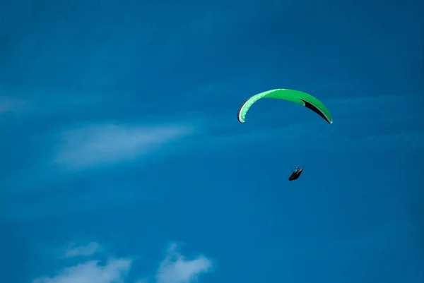 Jeden Padákové Létání Modré Obloze Pozadí Mraků Paragliding Obloze Slunečného — Stock fotografie