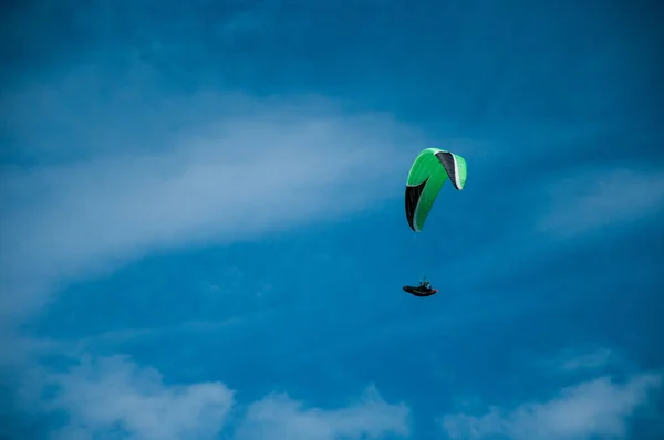 Jeden Padákové Létání Modré Obloze Pozadí Mraků Paragliding Obloze Slunečného — Stock fotografie