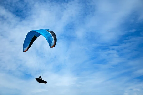 One Paraglider Flying Blue Sky Background Clouds Paragliding Sky Sunny — Stock Photo, Image