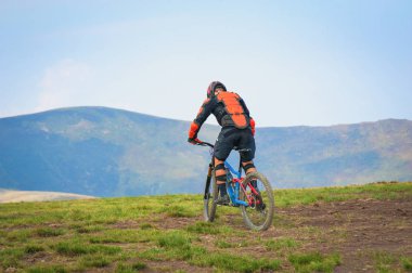 Profesyonel bisikletçiler yokuş aşağı dağ bisikleti dağ izini sürme. İki bisikletçi dağ bisikleti Karpatlar, Borzhava, Ukrayna içinde tek iz binmek için hazırlanıyorlar. 21 Ağustos, 2018.
