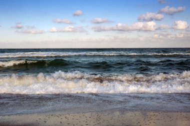 Büyük deniz dalga kumlu bir plaj üzerinde Bulgaristan Süzebolu kıyı üzerinde. Güzel dalgalar ile altın kum plaj gün batımından önce yıkayın. Dramatik sahne.