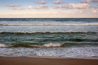 Büyük deniz dalga kumlu bir plaj üzerinde Bulgaristan Süzebolu kıyı üzerinde. Güzel dalgalar ile altın kum plaj gün batımından önce yıkayın. Dramatik sahne.