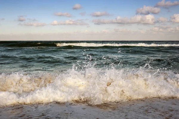 Gran Rompiendo Ola Del Mar Una Playa Arena Orilla Sozopol — Foto de Stock