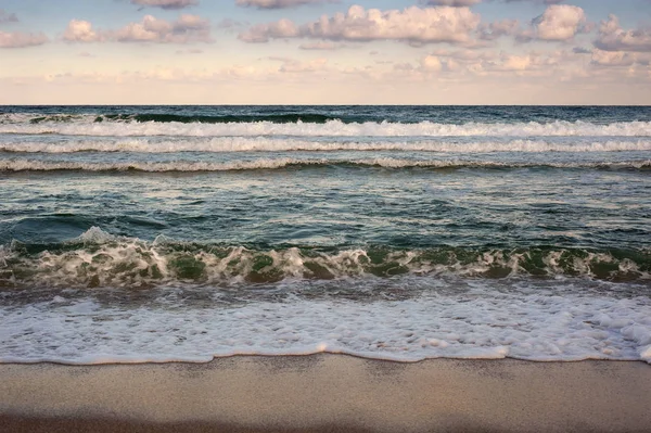 Gran Rompiendo Ola Del Mar Una Playa Arena Orilla Sozopol — Foto de Stock