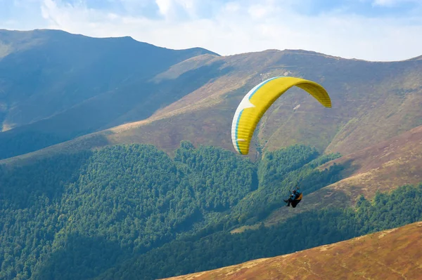 Παραπέντε Πετούν Πάνω Από Την Κοιλάδα Του Βουνού Μια Ηλιόλουστη — Φωτογραφία Αρχείου
