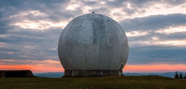Eski askeri tesis izleme sistemidir. Radar temel. Eski dev kubbe, Ukraynalı bir askeri üs bir radar anteni. Kıyamet görünümü.