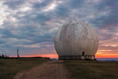 Eski askeri tesis izleme sistemidir. Radar temel. Eski dev kubbe, Ukraynalı bir askeri üs bir radar anteni. Kıyamet görünümü.