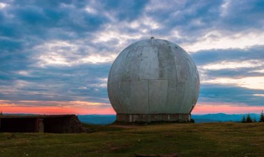 Eski askeri tesis izleme sistemidir. Radar temel. Eski dev kubbe, Ukraynalı bir askeri üs bir radar anteni. Kıyamet görünümü.