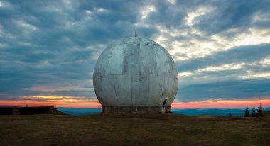 Eski askeri tesis izleme sistemidir. Radar temel. Eski dev kubbe, Ukraynalı bir askeri üs bir radar anteni. Kıyamet görünümü.