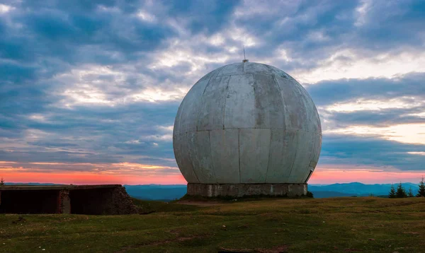 Eski askeri tesis izleme sistemidir. Radar temel. Eski dev kubbe, Ukraynalı bir askeri üs bir radar anteni. Kıyamet görünümü.