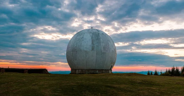 Eski askeri tesis izleme sistemidir. Radar temel. Eski dev kubbe, Ukraynalı bir askeri üs bir radar anteni. Kıyamet görünümü.