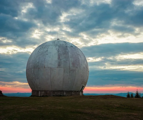 Eski askeri tesis izleme sistemidir. Radar temel. Eski dev kubbe, Ukraynalı bir askeri üs bir radar anteni. Kıyamet görünümü.