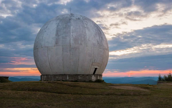 Eski askeri tesis izleme sistemidir. Radar temel. Eski dev kubbe, Ukraynalı bir askeri üs bir radar anteni. Kıyamet görünümü.
