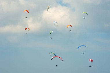  Yamaç paraşütü güneşli mavi gökyüzünde. Paraşütler sinek Karpatlar yaz güneşli bir günde gurup. Paraşütler bulutlar arka planı.