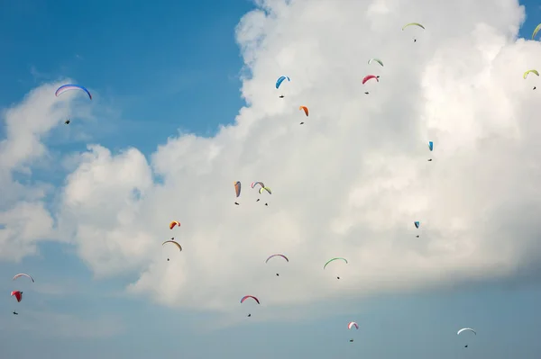 Paralotniarstwo Błękitne Niebo Słoneczny Grupa Paralotni Fly Słoneczny Letni Dzień — Zdjęcie stockowe