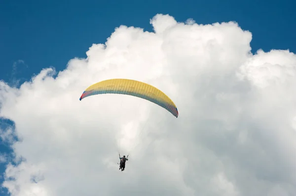 Parapente Solitario Volando Cielo Azul Sobre Fondo Las Nubes Parapente —  Fotos de Stock