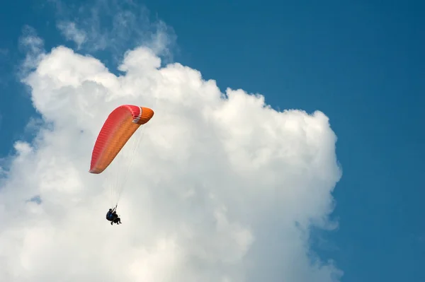 Alone Paraglider Flying Blue Sky Background Clouds Paragliding Sky Sunny — Stock Photo, Image