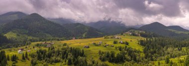Karpatlar fevkalade güzel sabah yaz aylarında. muhteşem dağ köyü Dzembronya Sisli sabah görünümünde dağlarda yaz.