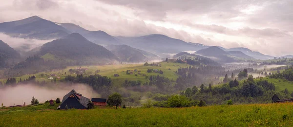 Fantásticamente Hermosa Mañana Los Cárpatos Verano Increíble Vista Del Pueblo —  Fotos de Stock