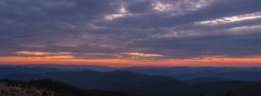 Görkemli pembe ve mor gündoğumu dağlarda sabahları. Yaz aylarında inanılmaz gündoğumu Karpat Dağları üzerinde. Panoramik sabah sahne.