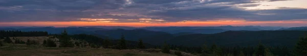 Majestueuze Roze Paarse Zonsopgang Ochtend Bergen Fantastische Zonsopgang Boven Karpaten — Stockfoto