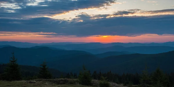 Majestoso Rosa Roxo Nascer Sol Pela Manhã Nas Montanhas Surpreendente — Fotografia de Stock