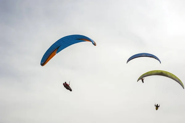 Três Parapentes Voando Céu Azul Contra Fundo Das Nuvens Parapente — Fotografia de Stock
