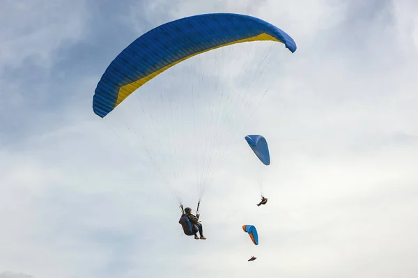 Latanie Błękitne Niebo Chmury Tle Trzech Skrzydeł Paralotniarstwo Niebo Słoneczny — Zdjęcie stockowe