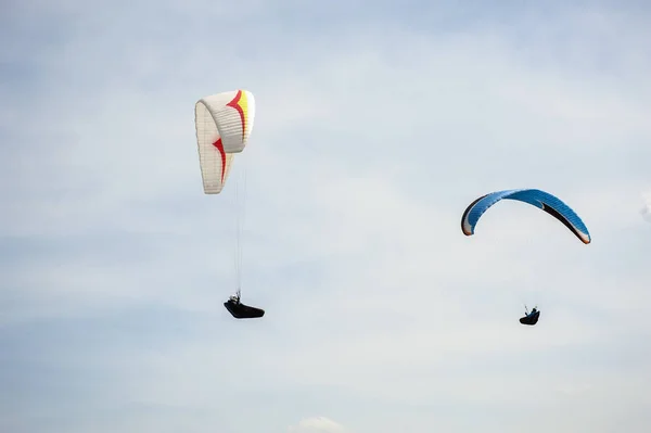 Två Paragliders Flyger Den Blå Himlen Mot Bakgrund Moln Paragliding — Stockfoto