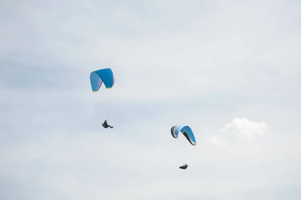 Dva Kluzáky Létání Modré Obloze Pozadí Mraků Paragliding Obloze Slunečného — Stock fotografie