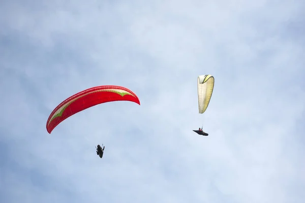 Två Paragliders Flyger Den Blå Himlen Mot Bakgrund Moln Paragliding — Stockfoto
