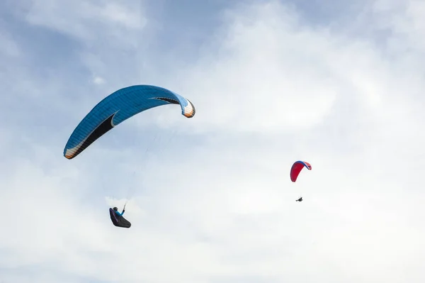 Två Paragliders Flyger Den Blå Himlen Mot Bakgrund Moln Paragliding — Stockfoto