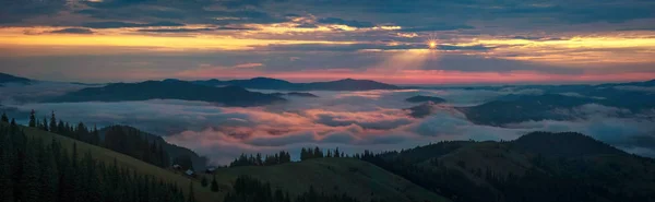 Foto Panorâmica Cordilheira Através Névoa Colorida Manhã Verão Belo Nascer — Fotografia de Stock