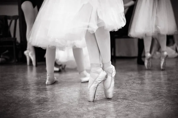 Bailarina Está Treinar Salão Dança Close Das Pernas Uma Bailarina — Fotografia de Stock