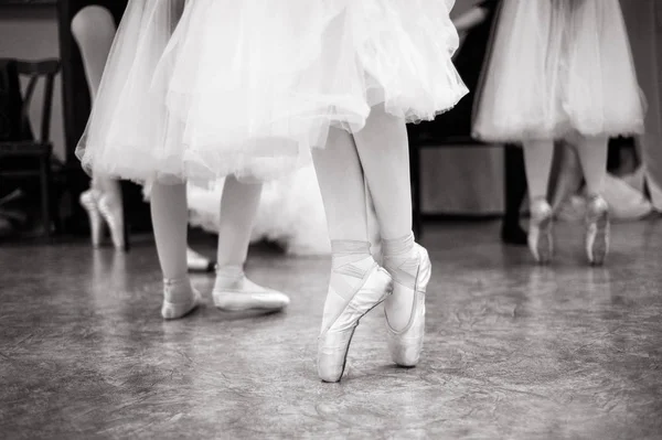 Ballerine Entraîne Dans Salle Danse Gros Plan Des Jambes Une — Photo