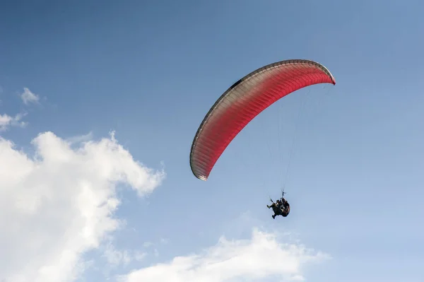 Alone Paraglider Flying Blue Sky Background Clouds Paragliding Sky Sunny — Stock Photo, Image