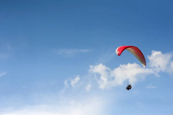 Parapente Solitario Volando Cielo Azul Sobre Fondo Las Nubes Parapente —  Fotos de Stock