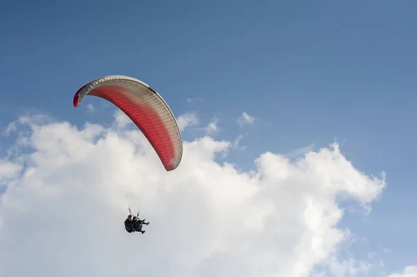 Alone Paraglider Flying Blue Sky Background Clouds Paragliding Sky Sunny — Stock Photo, Image