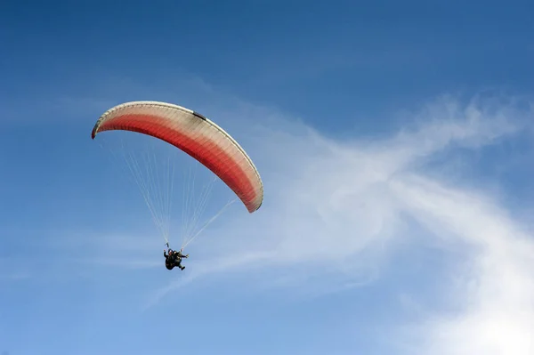 Parapente Solitario Volando Cielo Azul Sobre Fondo Las Nubes Parapente —  Fotos de Stock