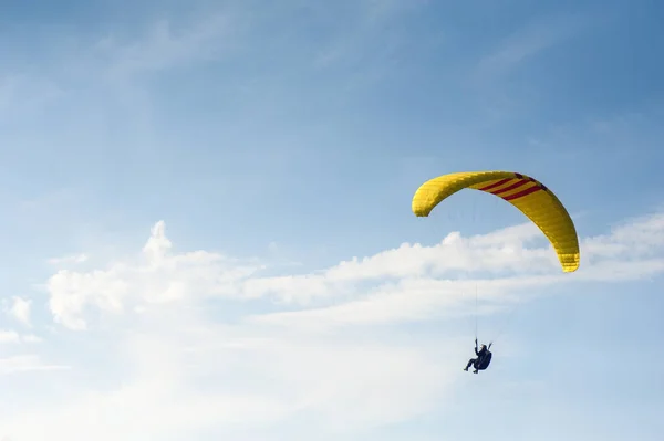 Seul Parapente Volant Dans Ciel Bleu Sur Fond Nuages Parapente — Photo