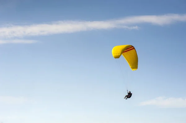 Alone Paraglider Flying Blue Sky Background Clouds Paragliding Sky Sunny — Stock Photo, Image