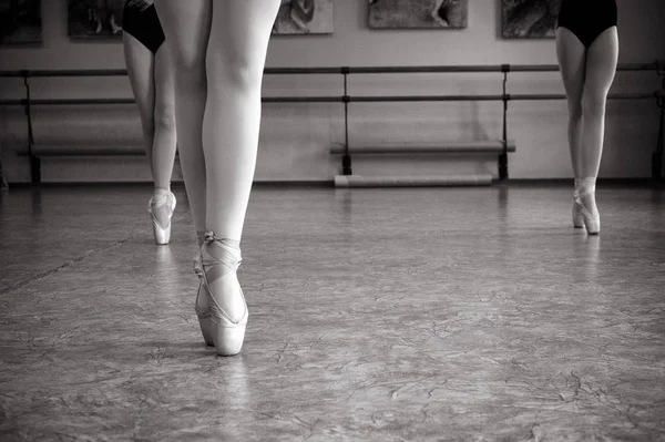 Detail nohy baletka na pointe boty v tanečním sále. Dobová fotografie. — Stock fotografie